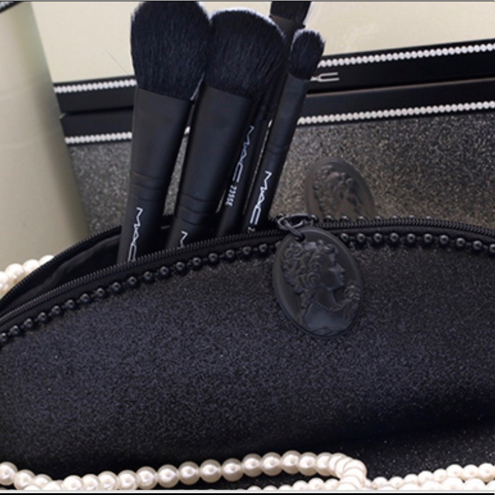 MAC keepsakes mineralize brushes